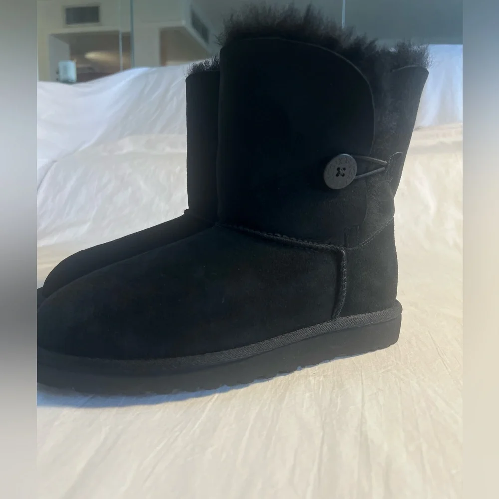 Ugg Bailey Button Boots l Black Suede Sheepskin Lined Big Kids 6 (ladies 8 )NWOB